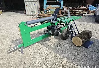 What is a hydraulic wood chipper?