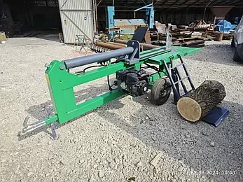Hydraulic wood chopper K1000B gasoline with hydraulic supply of logs. Wood chopper industrial. Gasoline hydraulic woodcutter Hydraulic wood chopper K1000B gasoline with hydraulic supply of logs. Wood chopper industrial. Gasoline hydraulic woodcutter